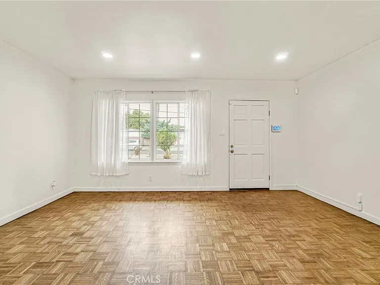 6318 Nagle Ave — Photo 3