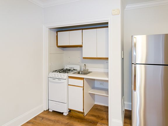 2nd image of 2119 N Sedgwick St APT A4