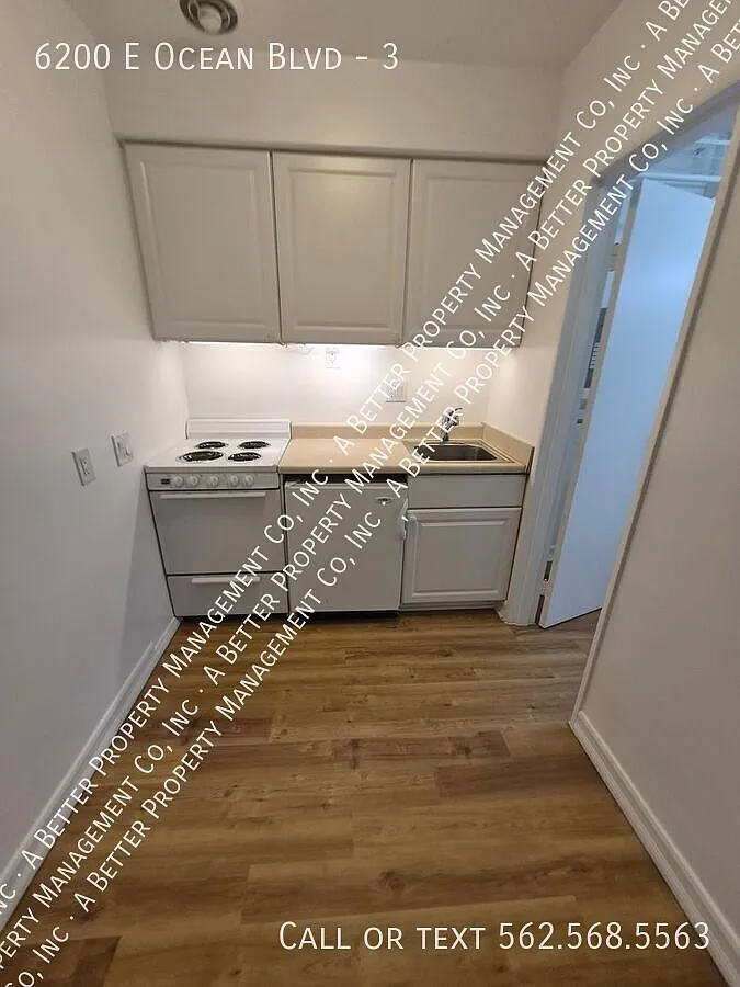 Lower Studio Near the Beach & Bay! Hardwood laminate floors,stove & fridge — Photo 2