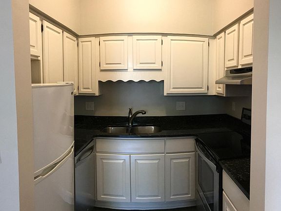3rd image of 801 W McGee St Unit 26