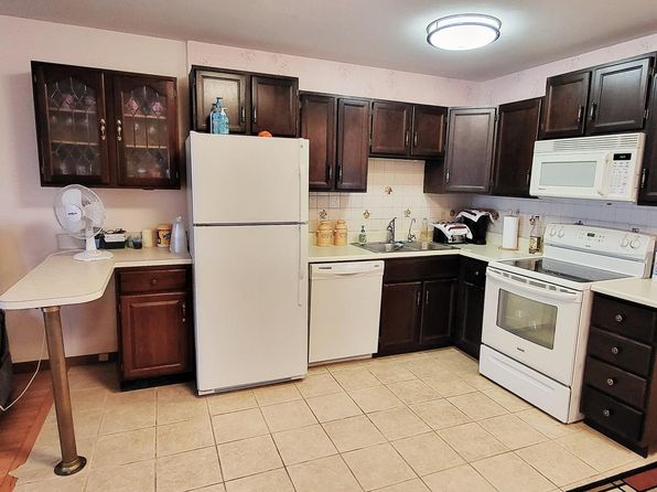 211 Falls Cir, Bushkill, PA 18324