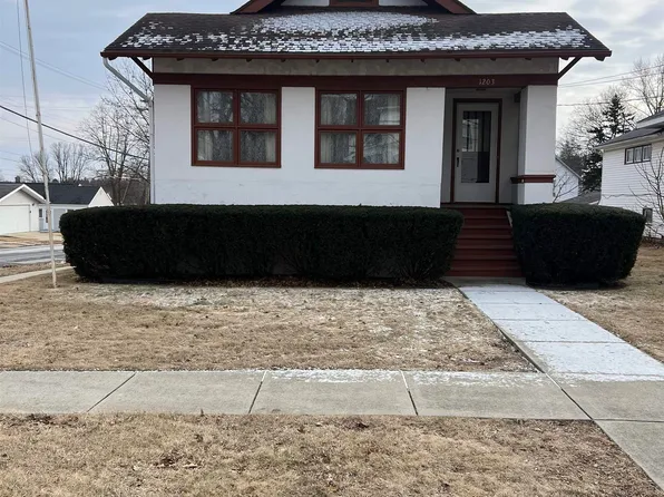 1203 W Pleasant St, Freeport, IL 61032