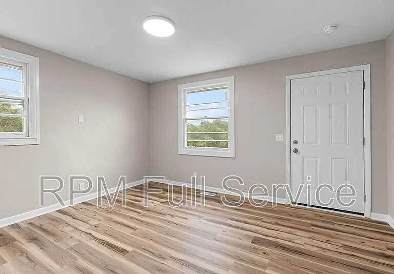 895 W Sharpe Ave #B — Photo 4