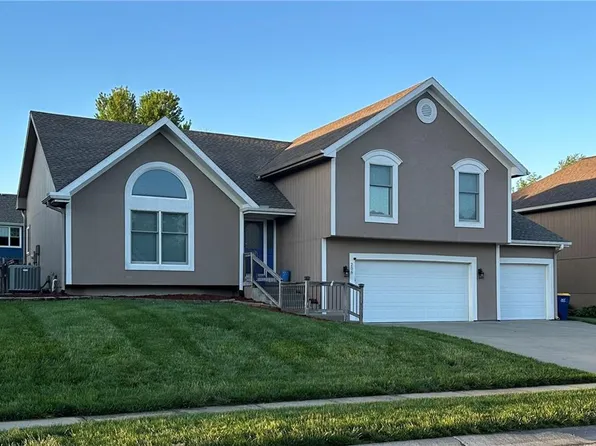 206 Surrey Ct, Smithville, MO 64089