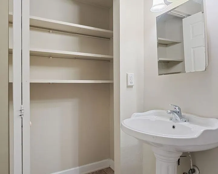 Balsam Avenue Apartments - The Courts — Photo 50
