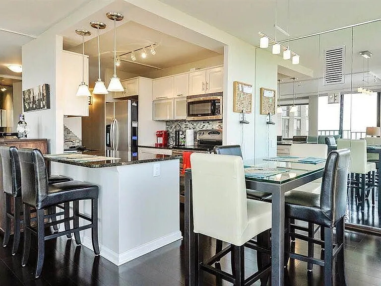 345 W Fullerton Pkwy — Photo 7