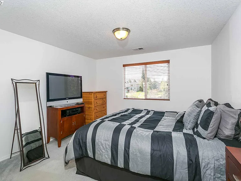 543 SW Portsmouth Pl — Photo 7