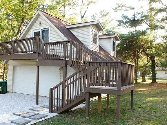 3rd image of 114 E Dewey Dr