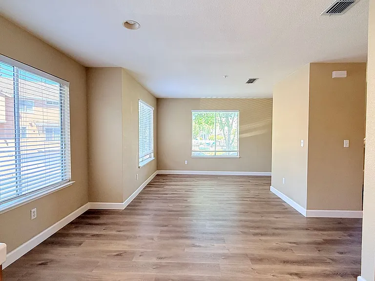 401 Skylark Ct — Photo 24