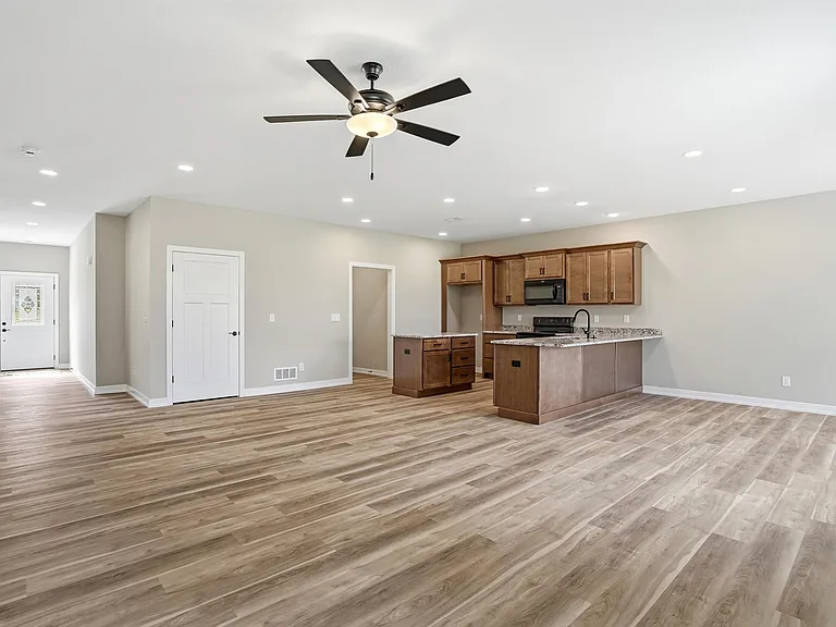 1048 Stonehaven Dr — Photo 8