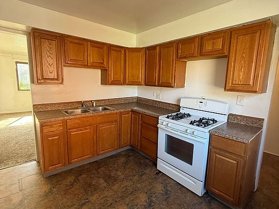 4th image of 16224 Maplewood Ct