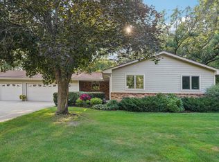 8410 Knollwood Dr, Mounds View, MN 55112