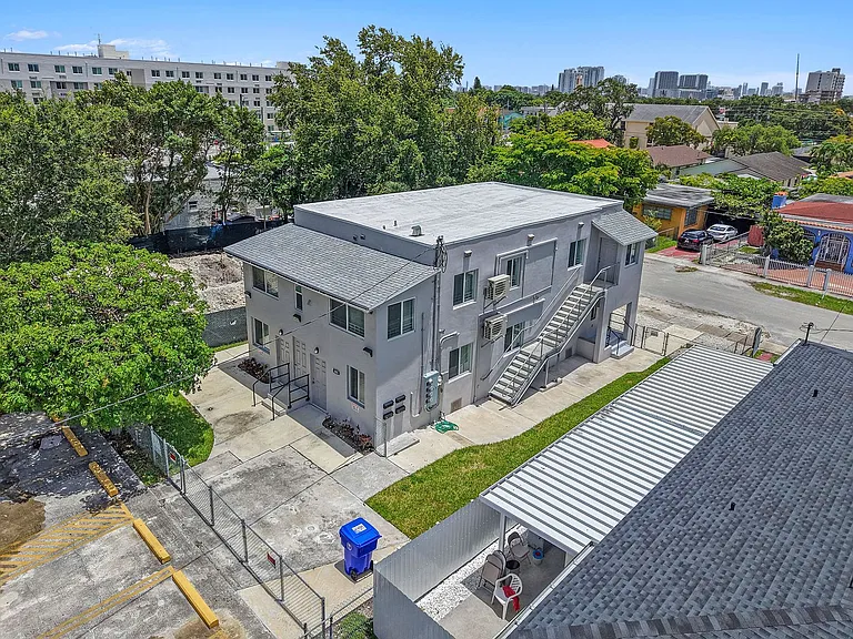 600 NW 25th Ct — Photo 3