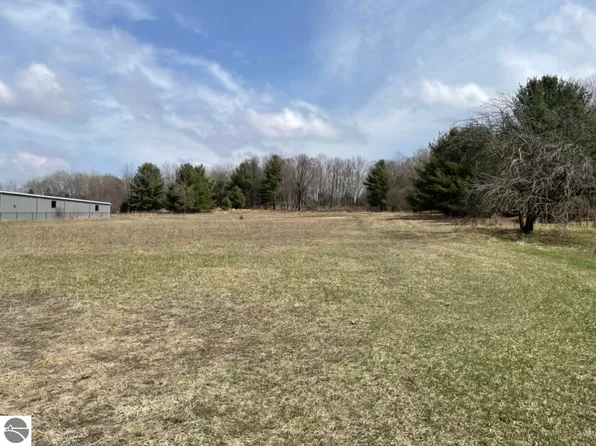 1128 Plett Rd, Cadillac, MI 49601
