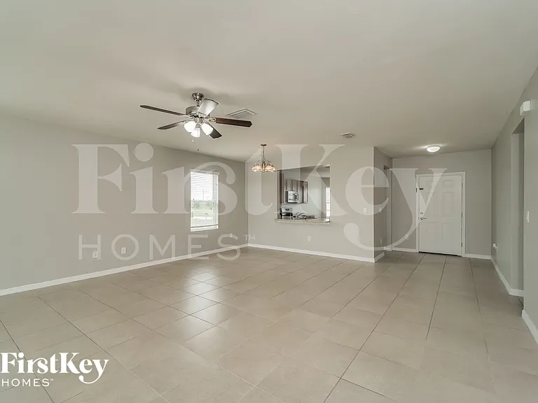 217 NW 9th St — Photo 3