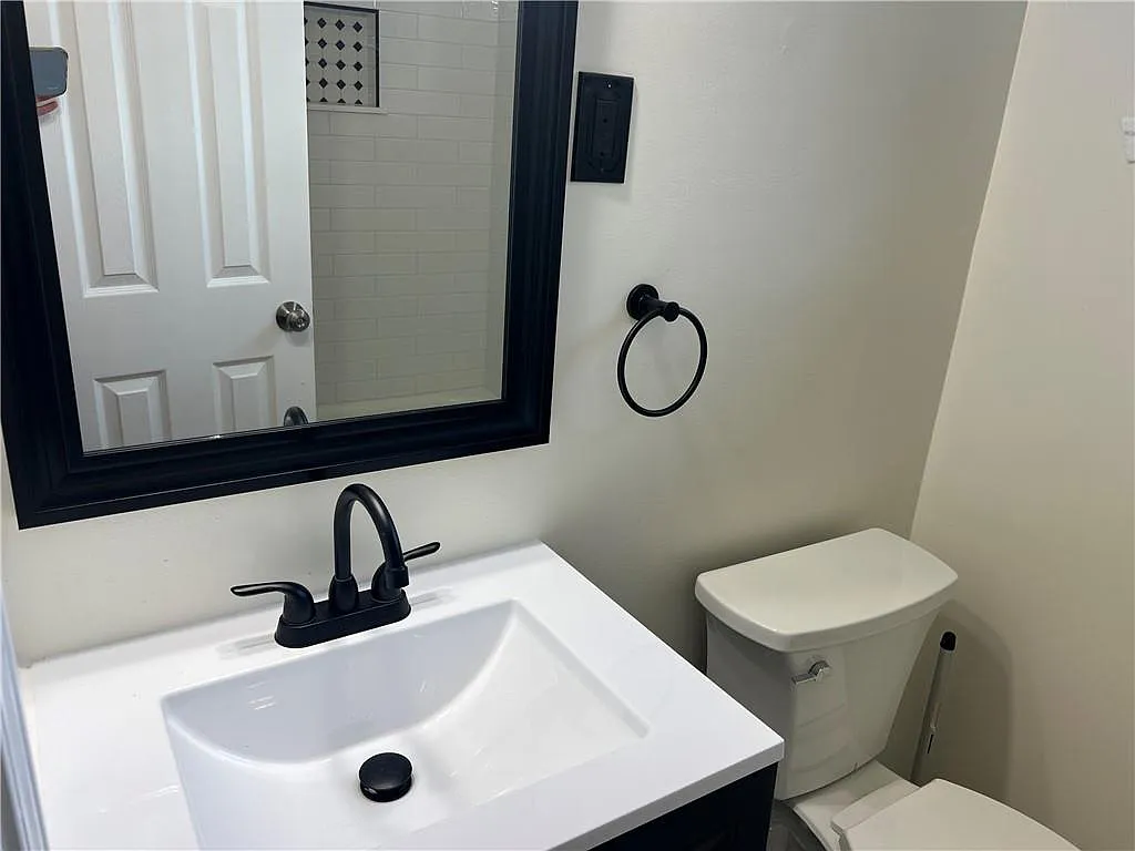 3 bed, 930 sqft, $2,050 — Photo 3