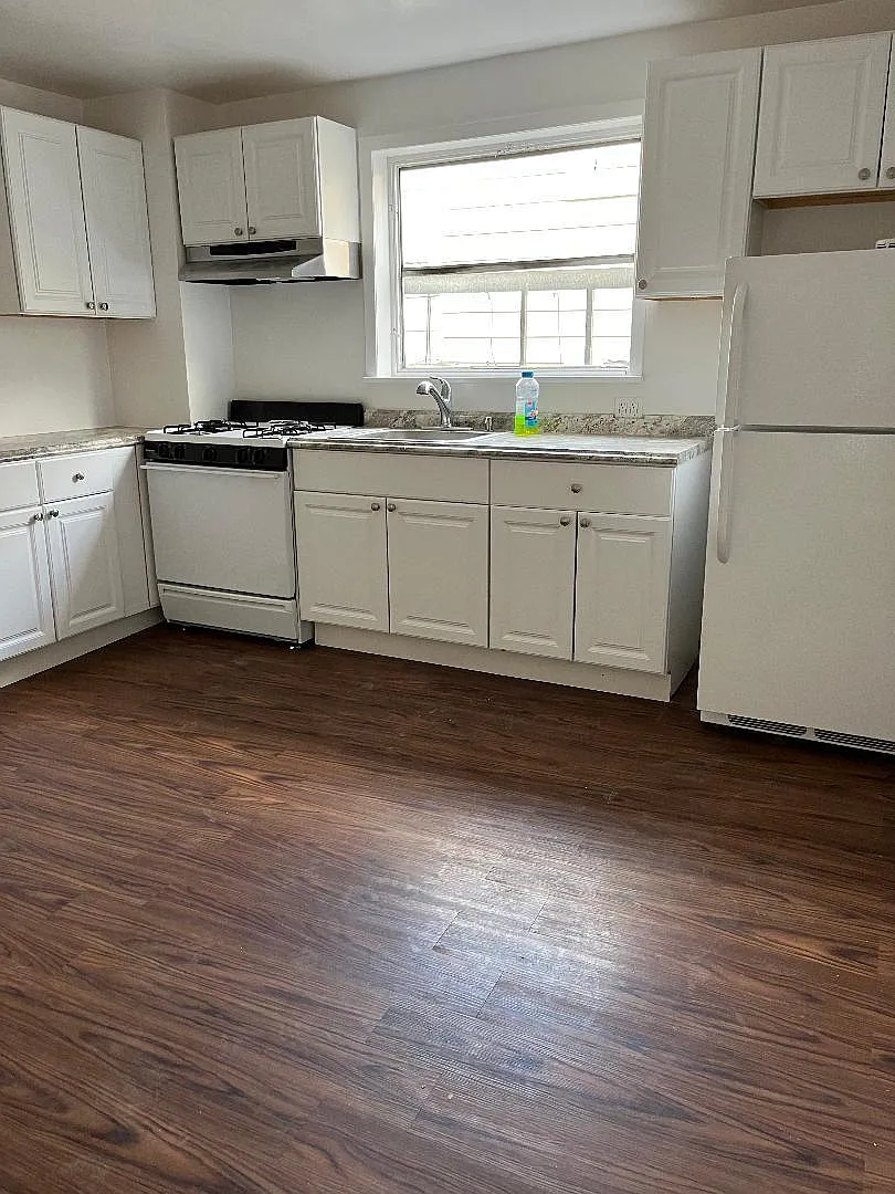 4 bed, $3,000 — Photo 1