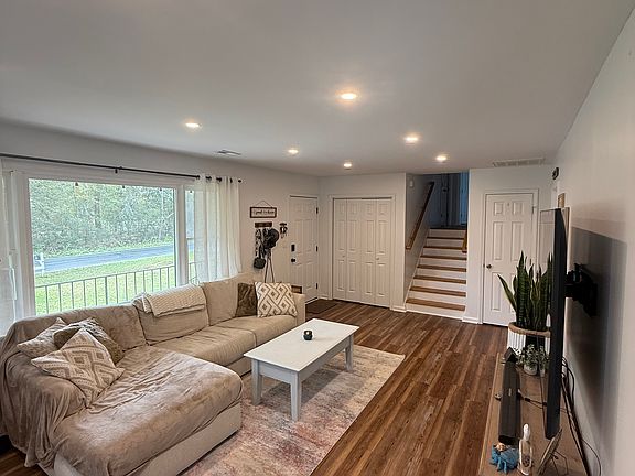 3rd image of 106 Yulan Dr Unit B