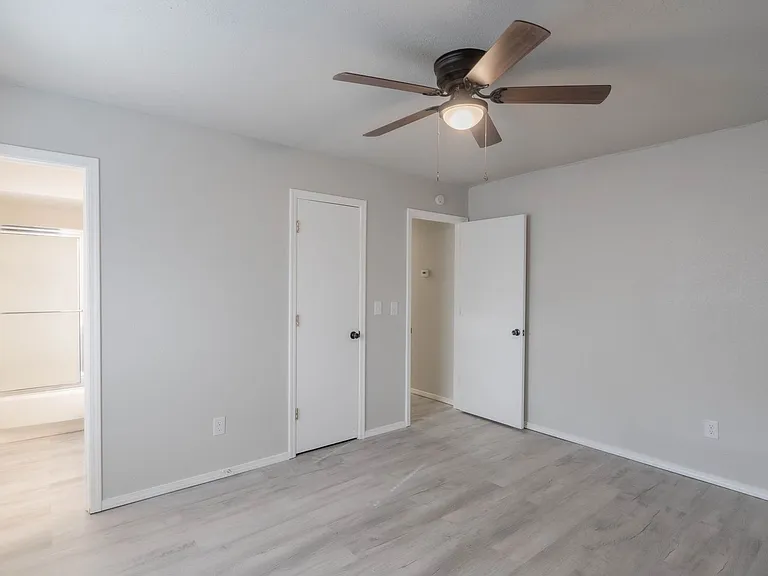 1355 E 60th St Duplex — Photo 10