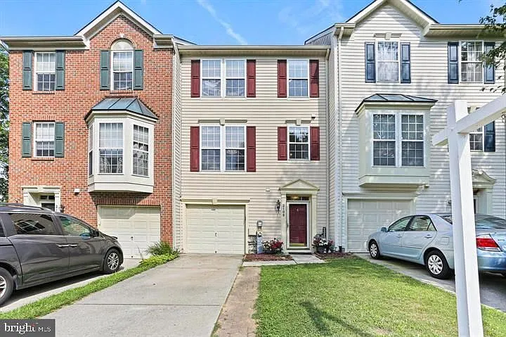 3 bed, 3.5 bath, 2240 sqft, $3,400 — Photo 2