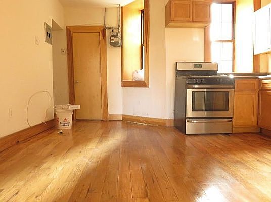 2nd image of 152 Lexington Ave