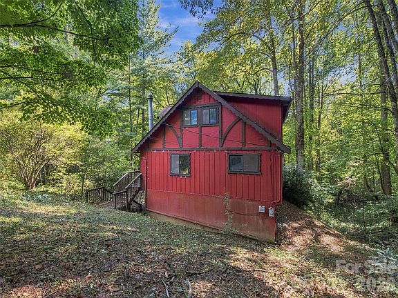 6th image of 151 Tiger Lily Ln