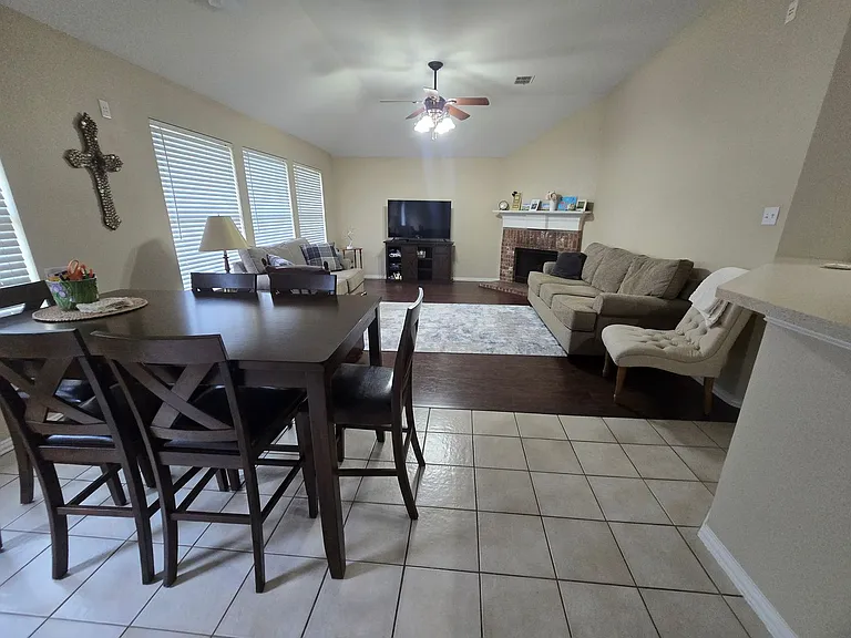 2816 Oakdale Dr — Photo 2