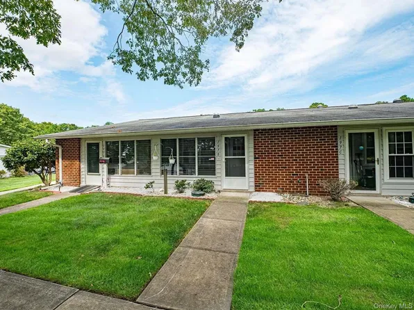 197 Newcastle Ct Unit B, Ridge, NY 11961