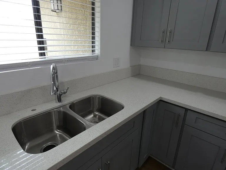 7326 Pickering Ave — Photo 4