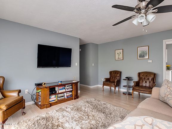 5th image of 123 Oak Dr.