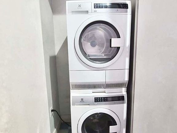 2nd image of 552 Howard Ave #1