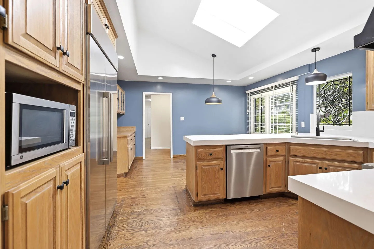 4 bed, 2.5 bath, 2440 sqft, $9,500 — Photo 4