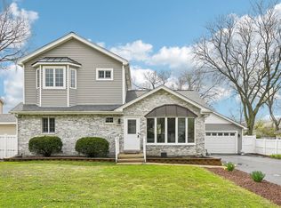 7945 W 100th St, Palos Hills, IL 60465