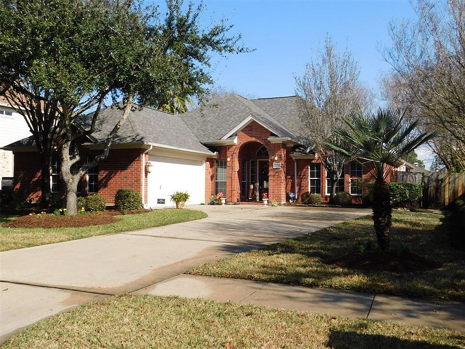 Welcome to this wonderfully maintained home. Nicely landscaped.