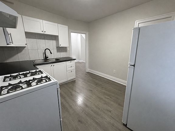 2nd image of 99 Mary St #2