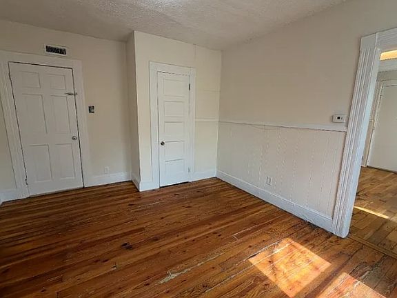 4th image of 122 Rennell St #1