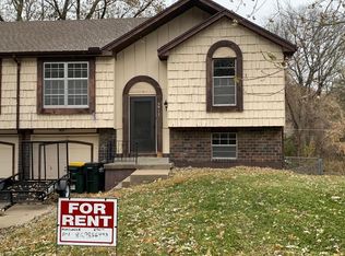 5917 NW Creekview Dr, Parkville, MO 64152