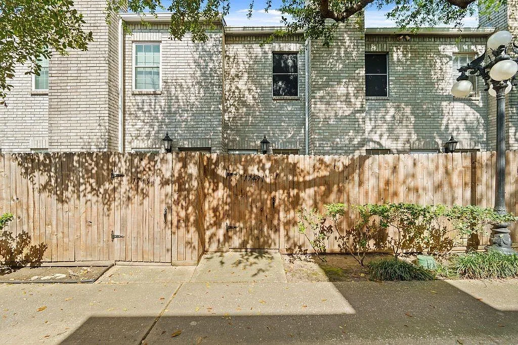 2 bed, 2.5 bath, 1640 sqft, $1,600 — Photo 1