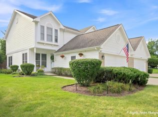 827 Stonebridge Ln, Crystal Lake, IL 60014