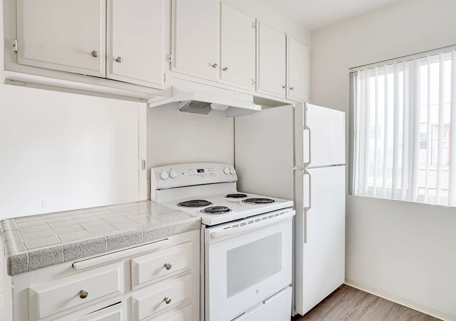 Sunset Cliffs Apartments — Photo 3