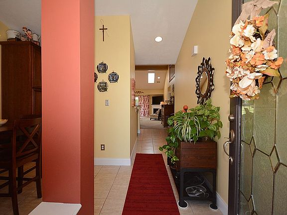Inviting Entry w/Ceramic 