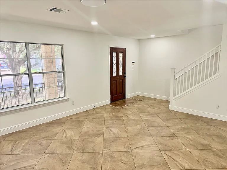 11210 Kingsgate Dr — Photo 2