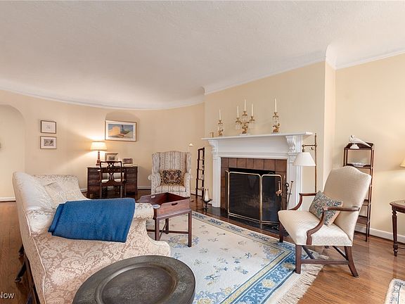3rd image of 16300 Van Aken Blvd #205C