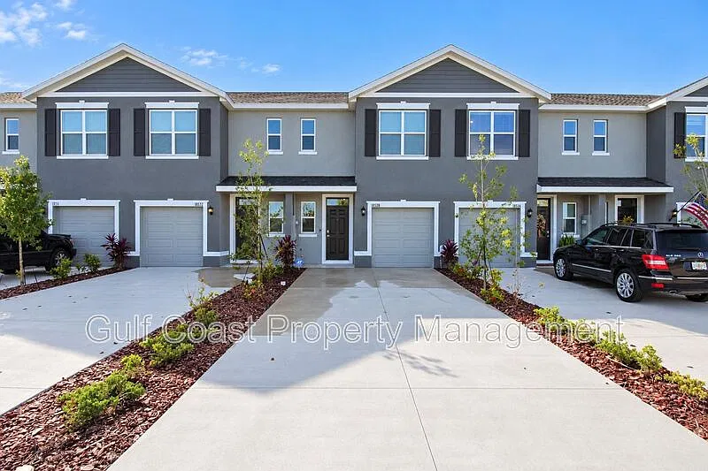 3 bed, 2.5 bath, 1464 sqft, $2,400 — Photo 1