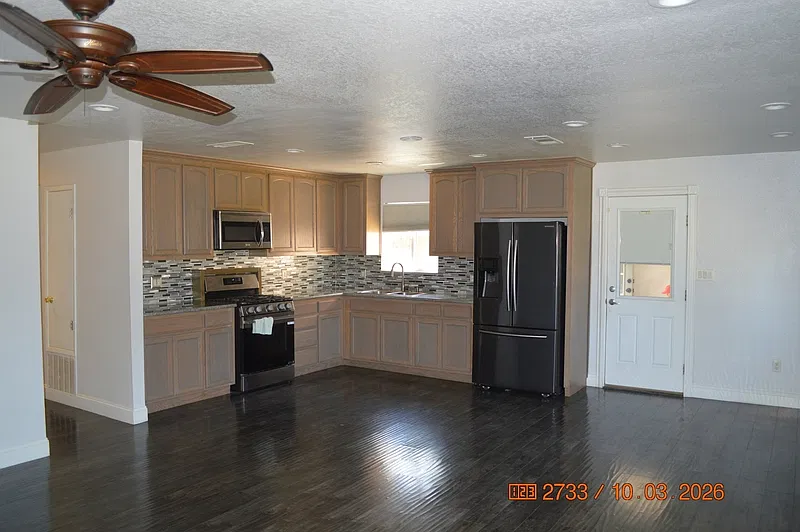 3 bed, 2.0 bath, 1144 sqft, $2,100 — Photo 2