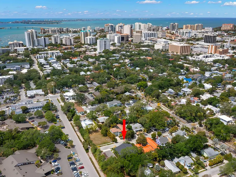 Great location close to Sarasota bay and downtown