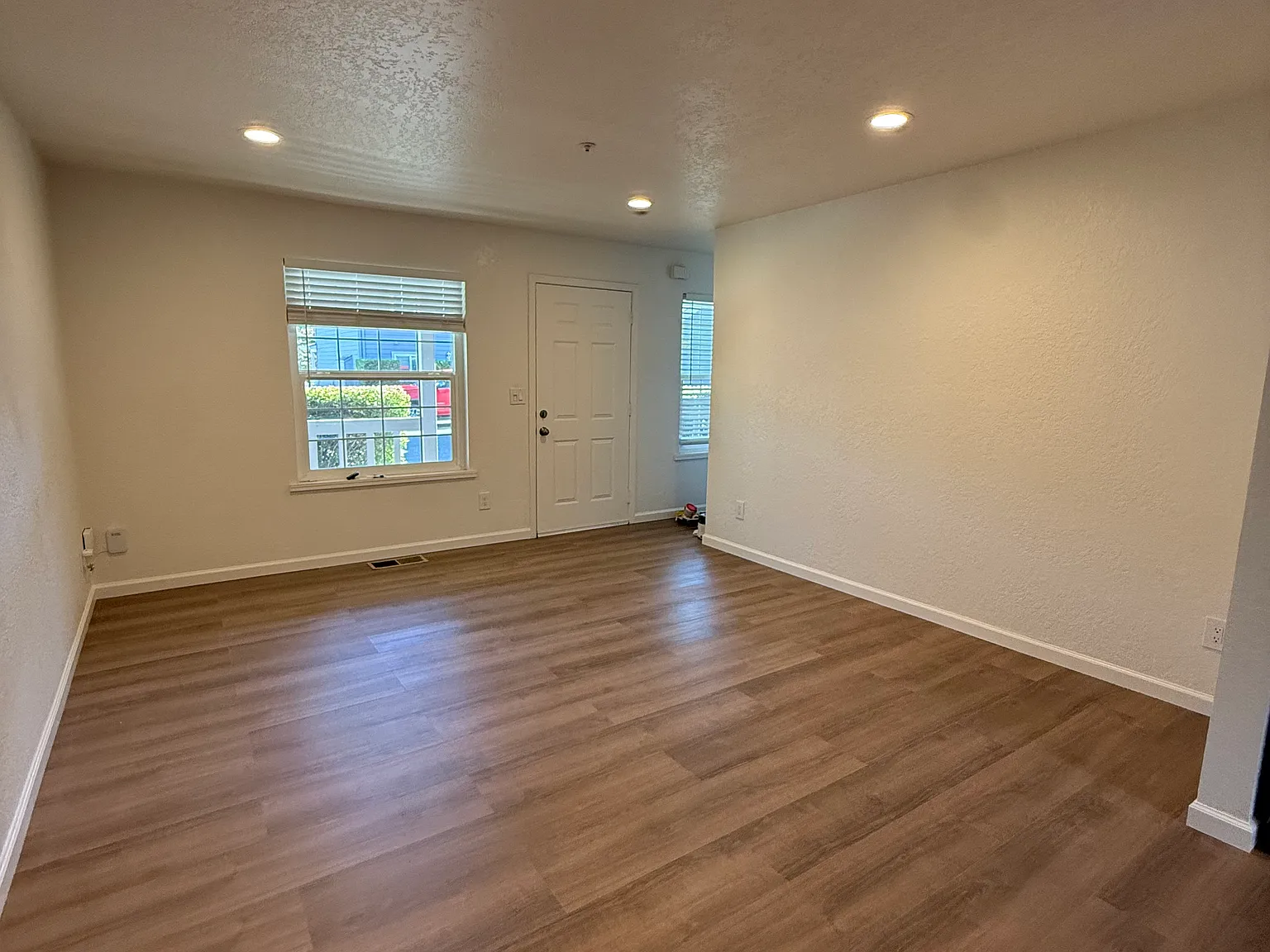 3 bed, 2.5 bath, 1200 sqft, $3,200 — Photo 4