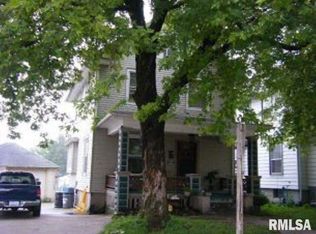 909 S 6th St, Clinton, IA 52732