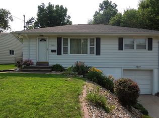 2953 Oakland Rd NE, Cedar Rapids, IA 52402