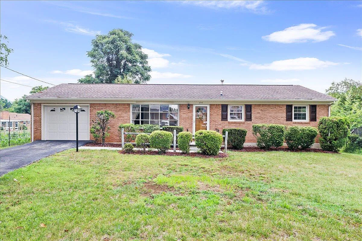 3 bed, 2.0 bath, 1725 sqft, $2,295 — Photo 1